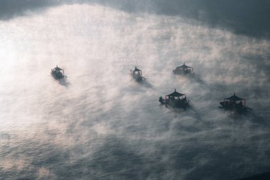 Ban Rak thai 'de gün doğumuyla birlikte Mae Hong Son, Tayland' da bir göl kenarında Çin köyü.