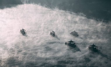 Ban Rak thai 'de gün doğumuyla birlikte Mae Hong Son, Tayland' da bir göl kenarında Çin köyü.