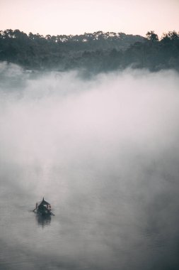 Ban Rak thai 'de gün doğumuyla birlikte Mae Hong Son, Tayland' da bir göl kenarında Çin köyü.