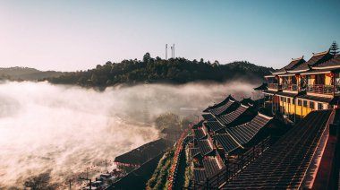 Ban Rak thai 'de gün doğumuyla birlikte Mae Hong Son, Tayland' da bir göl kenarında Çin köyü.
