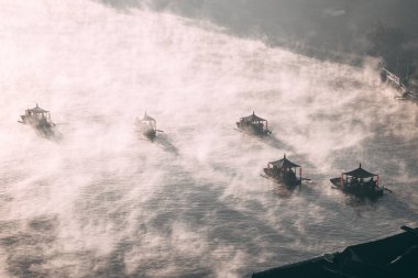 Ban Rak thai 'de gün doğumuyla birlikte Mae Hong Son, Tayland' da bir göl kenarında Çin köyü.