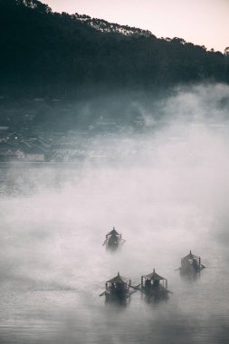Ban Rak thai 'de gün doğumuyla birlikte Mae Hong Son, Tayland' da bir göl kenarında Çin köyü.