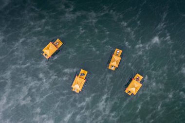 Ban Rak Thai 'de, Tayland' da Mae Hong Son 'da bir göl kenarındaki Çin köyünün üzerinde sisli gündoğumu manzarası.