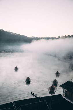 Ban Rak thai 'de gün doğumuyla birlikte Mae Hong Son, Tayland' da bir göl kenarında Çin köyü.