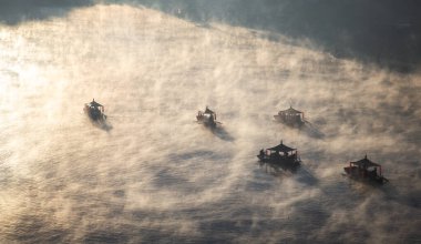Ban Rak thai 'de gün doğumuyla birlikte Mae Hong Son, Tayland' da bir göl kenarında Çin köyü.