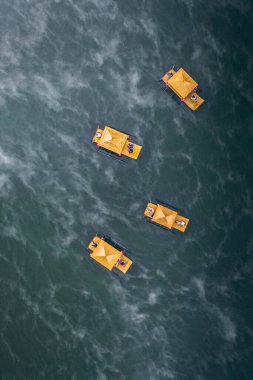 Ban Rak Thai 'de, Tayland' da Mae Hong Son 'da bir göl kenarındaki Çin köyünün üzerinde sisli gündoğumu manzarası.