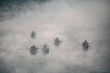 Ban Rak thai 'de gün doğumuyla birlikte Mae Hong Son, Tayland' da bir göl kenarında Çin köyü.