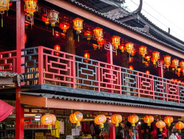 Ban Rak thai 'de gün doğumuyla birlikte Mae Hong Son, Tayland' da bir göl kenarında Çin köyü.