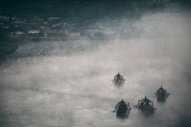 Ban Rak thai 'de gün doğumuyla birlikte Mae Hong Son, Tayland' da bir göl kenarında Çin köyü.