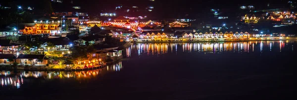 Salida del sol con niebla sobre Ban Rak thai, pueblo chino cerca de un lago en Mae Hong Son, Tailandia —  Fotos de Stock