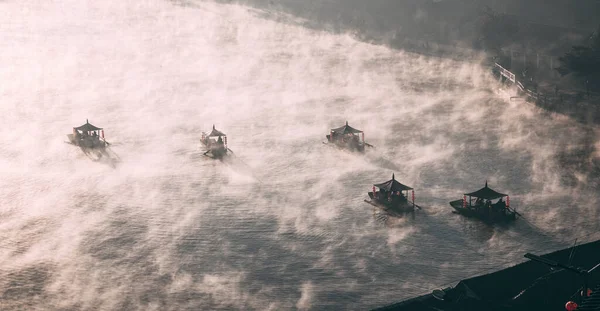 Sunrise with fog over Ban Rak thai, chinese village near a lake in Mae Hong Son, Thailand —  Fotos de Stock