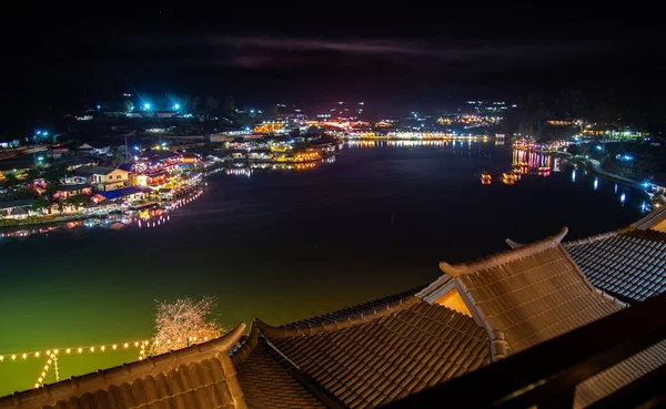 Východ slunce s mlhou nad Ban Rak thai, čínská vesnice v blízkosti jezera v Mae Hong Son, Thajsko — Stock fotografie