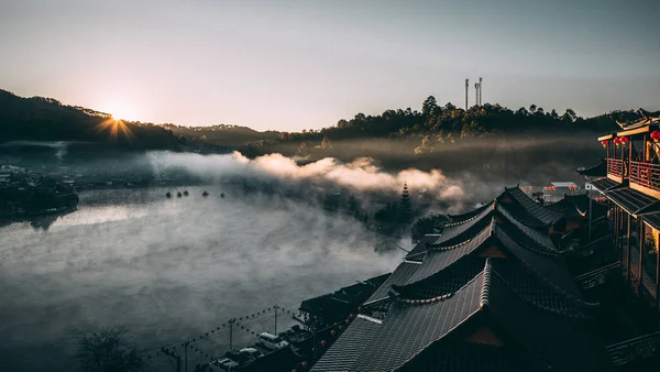 Sunrise with fog over Ban Rak thai, chinese village near a lake in Mae Hong Son, Thailand — ストック写真