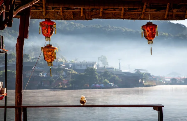 在泰国Mae Hong Son湖畔的中国村庄Ban Rak thai上空升起了雾气 — 图库照片
