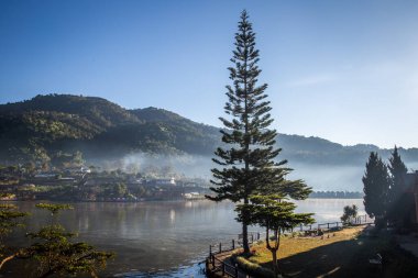 Ban Rak thai 'de gün doğumuyla birlikte Mae Hong Son, Tayland' da bir göl kenarında Çin köyü.