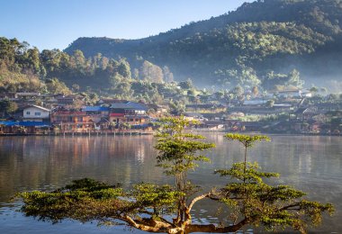 Ban Rak thai 'de gün doğumuyla birlikte Mae Hong Son, Tayland' da bir göl kenarında Çin köyü.