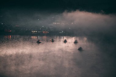 Ban Rak thai 'de gün doğumuyla birlikte Mae Hong Son, Tayland' da bir göl kenarında Çin köyü.