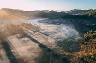 Ban Rak Thai 'de, Tayland' da Mae Hong Son 'da bir göl kenarındaki Çin köyünün üzerinde sisli gündoğumu manzarası.