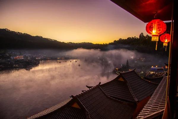 Sonnenaufgang mit Nebel über Ban Rak thai, chinesisches Dorf in der Nähe eines Sees in Mae Hong Son, Thailand — Stockfoto