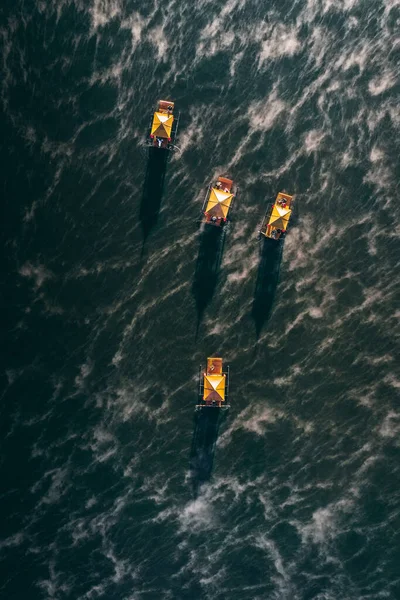 Ban Rak Thai 'de, Tayland' da Mae Hong Son 'da bir göl kenarındaki Çin köyünün üzerinde sisli gündoğumu manzarası.