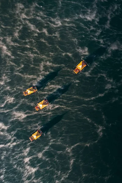 Ban Rak Thai 'de, Tayland' da Mae Hong Son 'da bir göl kenarındaki Çin köyünün üzerinde sisli gündoğumu manzarası.