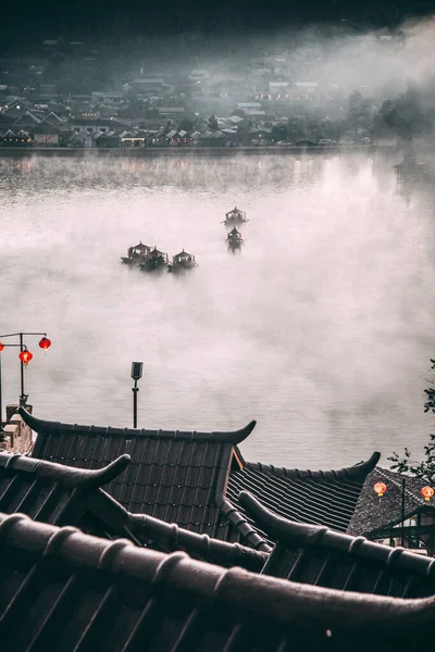 在泰国Mae Hong Son湖畔的中国村庄Ban Rak thai上空升起了雾气 — 图库照片