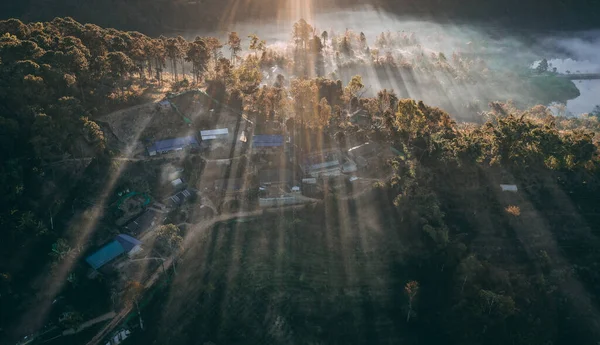 Vista aérea del amanecer con niebla sobre Ban Rak thai, pueblo chino cerca de un lago en Mae Hong Son, Tailandia — Foto de Stock