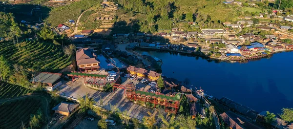 Luchtfoto van zonsopgang met mist over Ban Rak thai, Chinees dorp in de buurt van een meer in Mae Hong Son, Thailand — Stockfoto