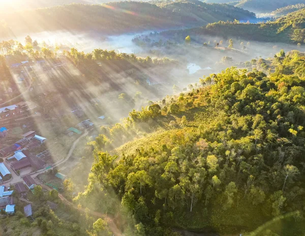 Ban Rak Thai 'de, Tayland' da Mae Hong Son 'da bir göl kenarındaki Çin köyünün üzerinde sisli gündoğumu manzarası.
