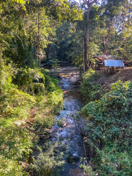Mae Ok Hu řeka a rybník v džungli, v Mae Hong Son, Thajsko — Stock fotografie