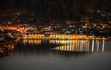 Ban Rak thai 'de gün doğumuyla birlikte Mae Hong Son, Tayland' da bir göl kenarında Çin köyü.