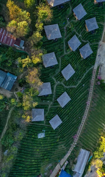 Letecký pohled na východ slunce s mlhou nad Ban Rak thai, čínská vesnice v blízkosti jezera v Mae Hong Son, Thajsko — Stock fotografie