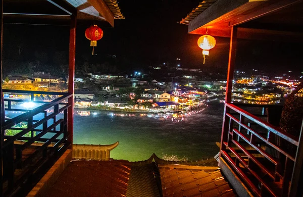 Nascer do sol com nevoeiro sobre Ban Rak tailandês, aldeia chinesa perto de um lago em Mae Hong Son, Tailândia — Fotografia de Stock