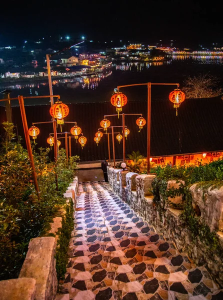 Salida del sol con niebla sobre Ban Rak thai, pueblo chino cerca de un lago en Mae Hong Son, Tailandia —  Fotos de Stock