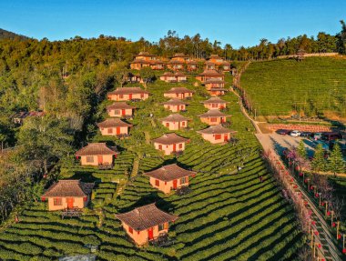 Ban Rak Thai 'de, Tayland' da Mae Hong Son 'da bir göl kenarındaki Çin köyünün üzerinde sisli gündoğumu manzarası.