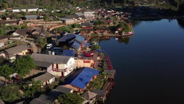 Pandangan udara Matahari terbit dengan kabut di atas Ban Rak thai, desa cina dekat danau di Mae Hong Son, Thailand — Stok Video