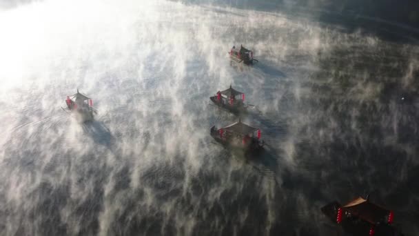 Vista aérea del amanecer con niebla sobre Ban Rak thai, pueblo chino cerca de un lago en Mae Hong Son, Tailandia — Vídeos de Stock