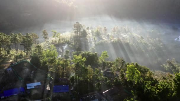 Αεροφωτογραφία της ανατολής του ηλίου με ομίχλη πάνω από Ban Rak Thai, κινέζικο χωριό κοντά σε μια λίμνη στο Mae Hong Son, Ταϊλάνδη — Αρχείο Βίντεο