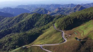 Mae Hong Son, Tayland 'daki Thung Bua Tong Tarlalarının hava görüntüsü
