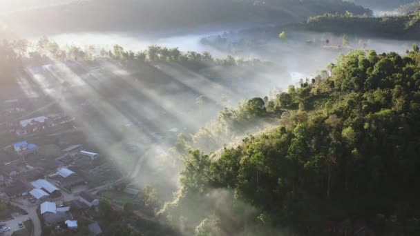 Pandangan udara Matahari terbit dengan kabut di atas Ban Rak thai, desa cina dekat danau di Mae Hong Son, Thailand — Stok Video