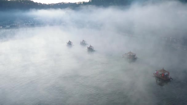 Vista aérea do nascer do sol com nevoeiro sobre Ban Rak tailandês, aldeia chinesa perto de um lago em Mae Hong Son, Tailândia — Vídeo de Stock