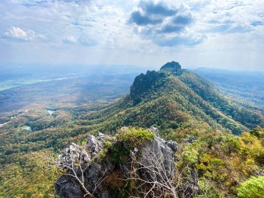 Wat Chaloem Phra Kiat Phrachomklao Rachanusorn 'un gökyüzü manzarası, Lampang Tayland' daki dağın tepesindeki pagoda.