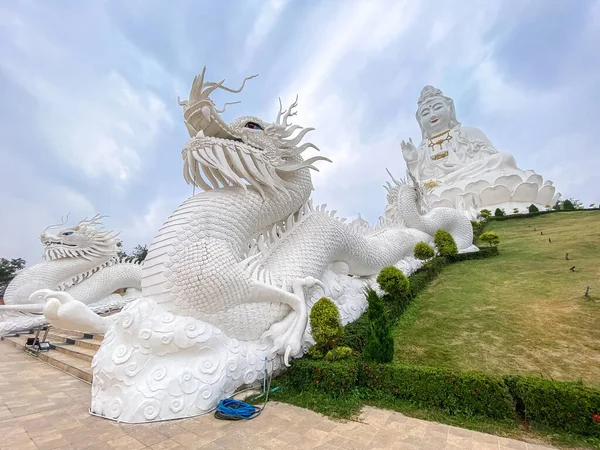 White Buddha Wat Huay Pla Kang temple, Chiang Rai, Thailand — Stockfoto