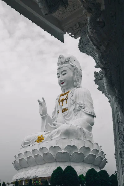Fehér Buddha Wat Huay Pla Kang templom, Chiang Rai, Thaiföld — Stock Fotó