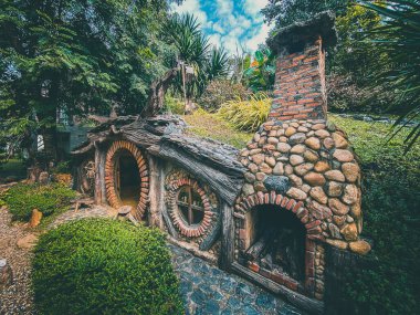 Tayland 'ın Chiang Mai ormanındaki Hobbit evi.