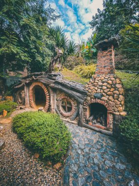 Tayland 'ın Chiang Mai ormanındaki Hobbit evi.