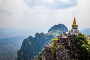 Wat Chaloem Phra Kiat Phrachomklao Rachanusorn 'un gökyüzü manzarası, Lampang Tayland' daki dağın tepesindeki pagoda.
