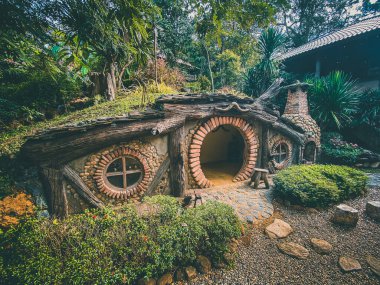 Tayland 'ın Chiang Mai ormanındaki Hobbit evi.