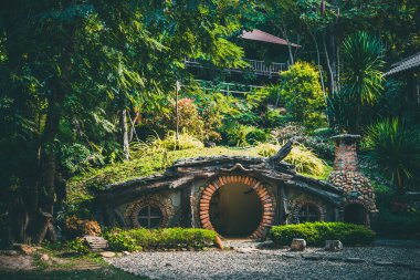 Tayland 'ın Chiang Mai ormanındaki Hobbit evi.