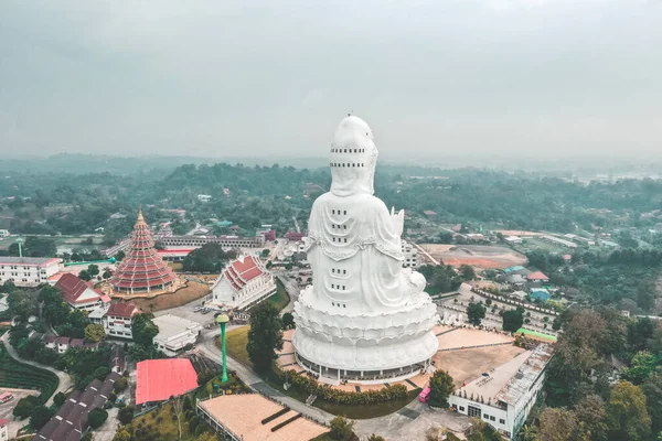 White Buddha Wat Huay Pla Kang temple, Chiang Rai, Thailand — Fotografia de Stock